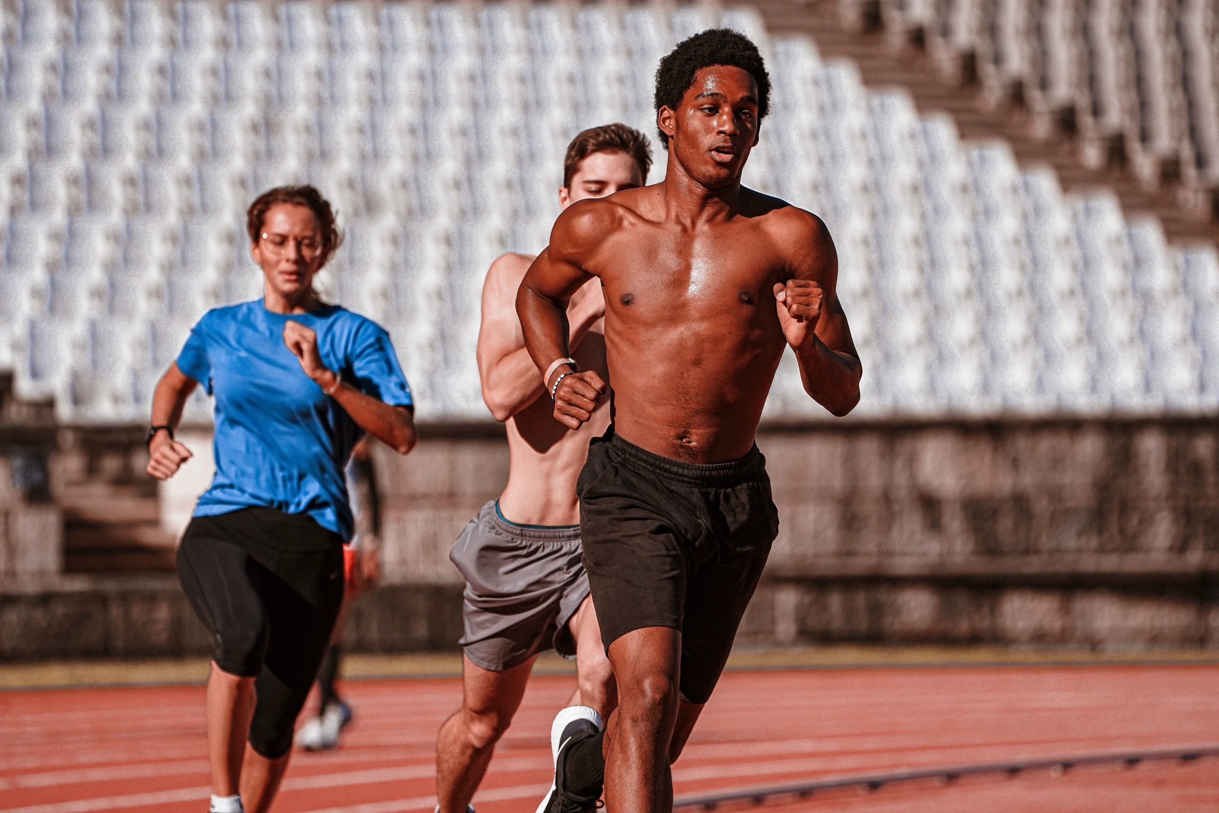 Grupo de corredores entrenando juntos en una pista al aire libre